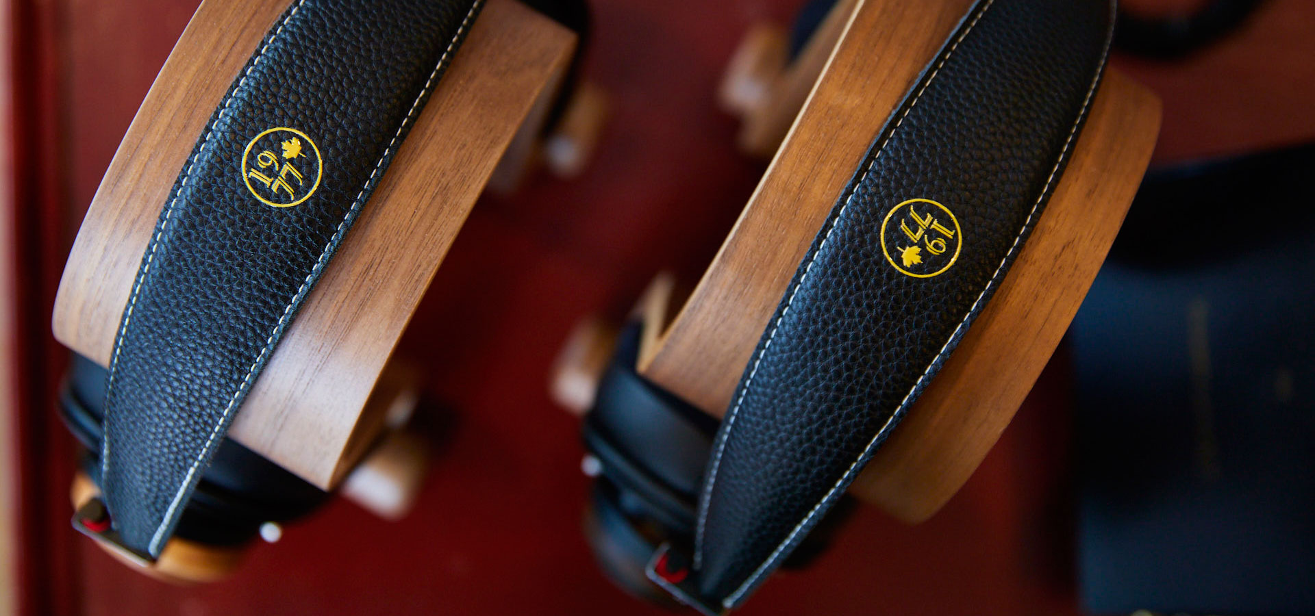 1977 audio skate headphone close back